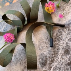 Шнурки из репсовой плотной ленты цвета хаки с чёрными матовыми концевиками.