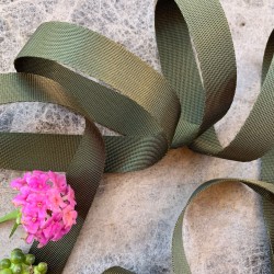 Шнурки из репсовой плотной ленты цвета хаки с чёрными матовыми концевиками.