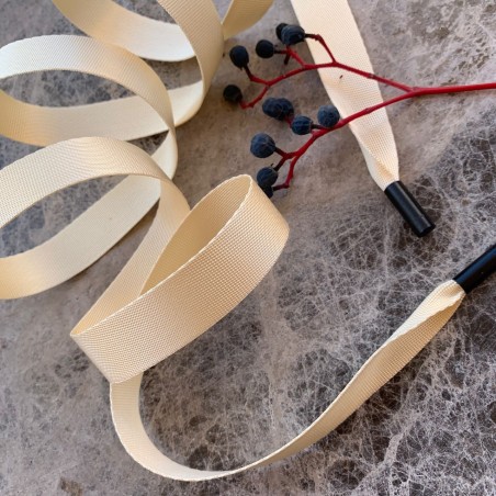 Шнурки из репсовой плотной ленты цвета топленого молока с чёрными матовыми концевиками