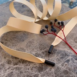 Шнурки из репсовой плотной ленты цвета топленого молока с чёрными матовыми концевиками