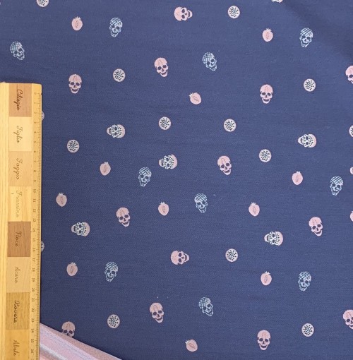 Ткань жаккаровая синего цвета с розовыми и серыми черепами по всему полотну 2