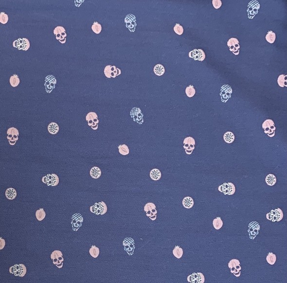 Ткань жаккаровая синего цвета с розовыми и серыми черепами по всему полотну