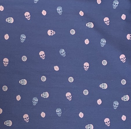 Ткань жаккаровая синего цвета с розовыми и серыми черепами по всему полотну