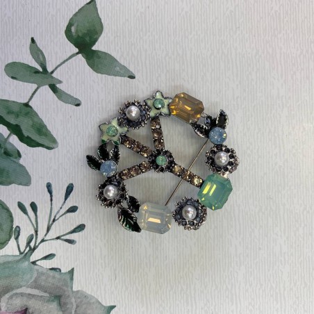 Брошь для одежды с цветными камешками