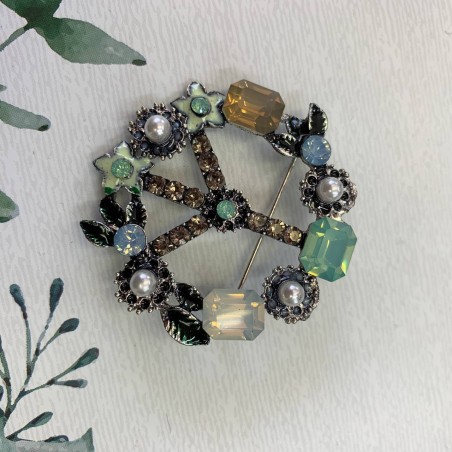 Брошь для одежды с цветными камешками