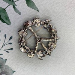Брошь для одежды с цветными камешками
