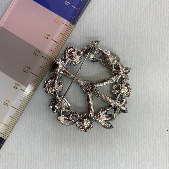 Брошь для одежды с цветными камешками