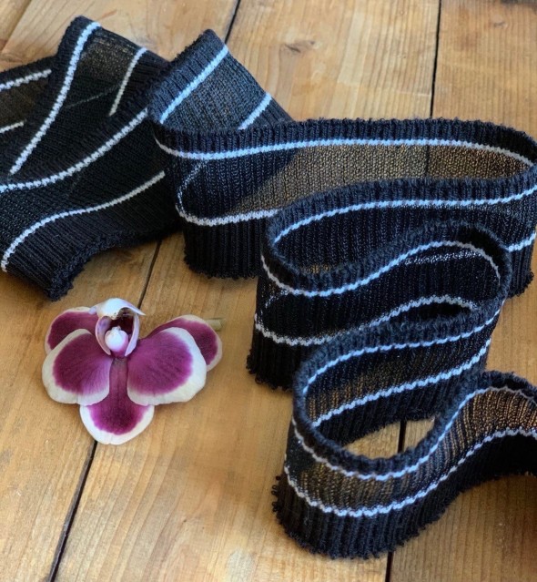 Чёрные трикотажные подвязы с белыми полосками и широкой прозрачной полосой