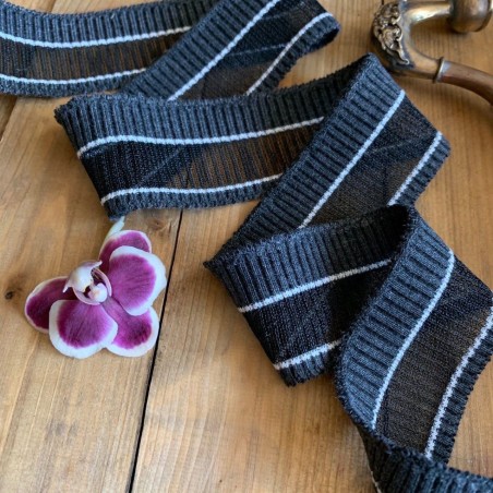 Темно-серые трикотажные подвязы с белыми полосками и широкой прозрачной полосой