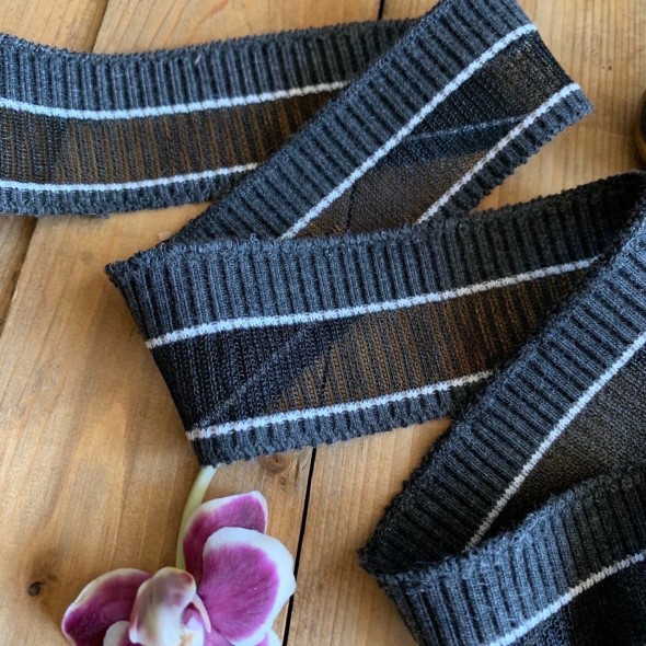 Темно-серые трикотажные подвязы с белыми полосками и широкой прозрачной полосой