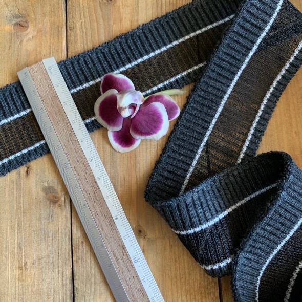 Темно-серые трикотажные подвязы с белыми полосками и широкой прозрачной полосой