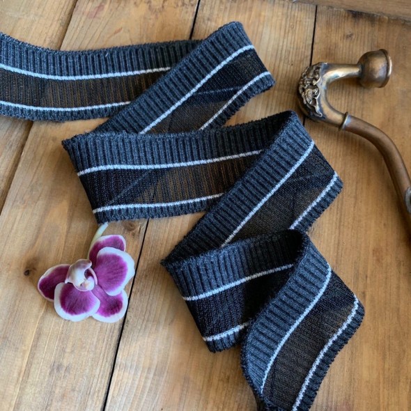 Темно-серые трикотажные подвязы с белыми полосками и широкой прозрачной полосой