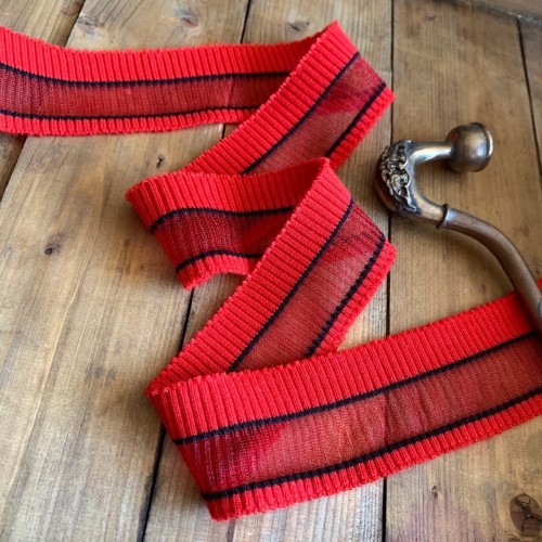 Яркие красные трикотажные подвязы с чёрными полосками и широкой прозрачной полосой