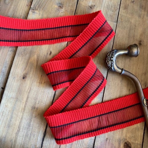 Яркие красные трикотажные подвязы с чёрными полосками и широкой прозрачной полосой 2
