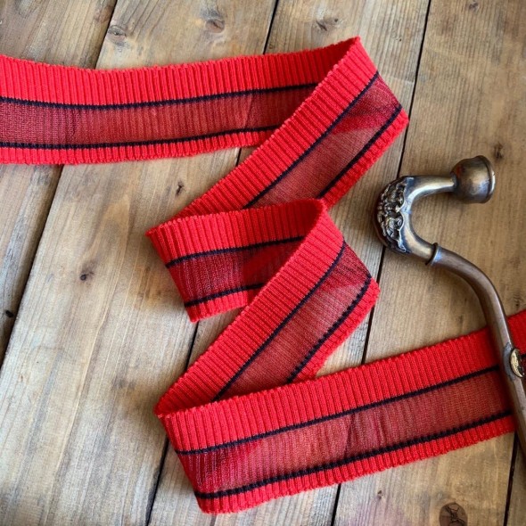 Яркие красные трикотажные подвязы с чёрными полосками и широкой прозрачной полосой