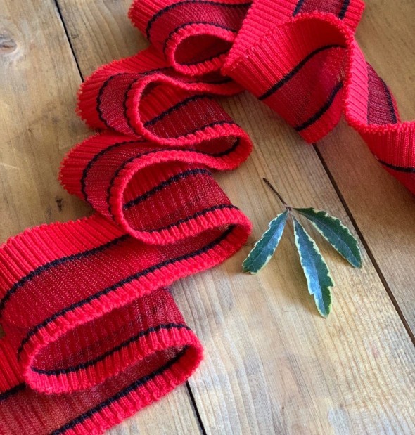 Яркие красные трикотажные подвязы с чёрными полосками и широкой прозрачной полосой