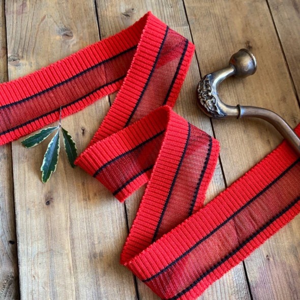 Яркие красные трикотажные подвязы с чёрными полосками и широкой прозрачной полосой