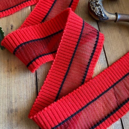 Яркие красные трикотажные подвязы с чёрными полосками и широкой прозрачной полосой