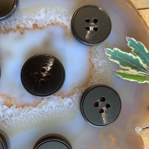 Пуговицы костюмные коричневые 20 мм