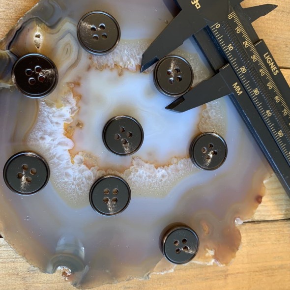 Пуговицы костюмные коричневые 15 мм