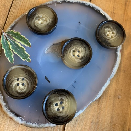 Пуговицы костюмные бежево-коричневые 18 мм