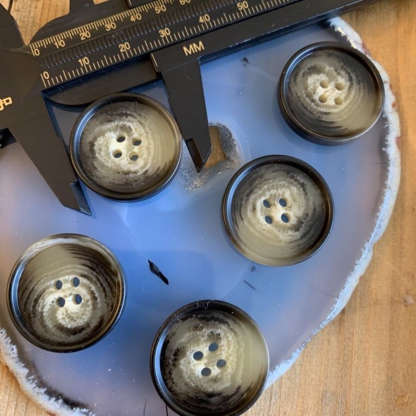 Пуговицы костюмные бежево-коричневые 18 мм