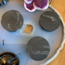 Пуговицы костюмные черно-серые 25 мм на плоской ножке