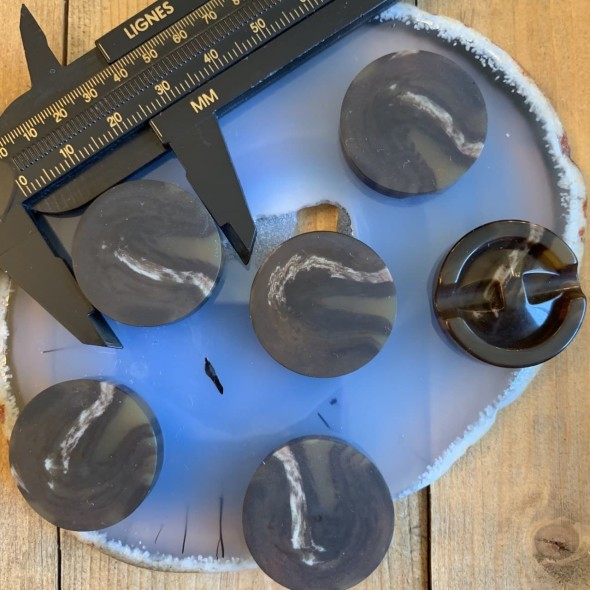 Пуговицы костюмные серо-коричневые 25 мм на плоской ножке