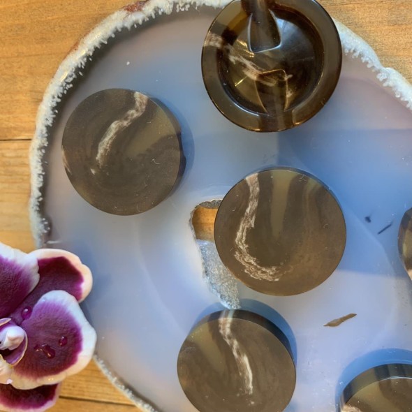 Пуговицы костюмные серо-коричневые 25 мм на плоской ножке