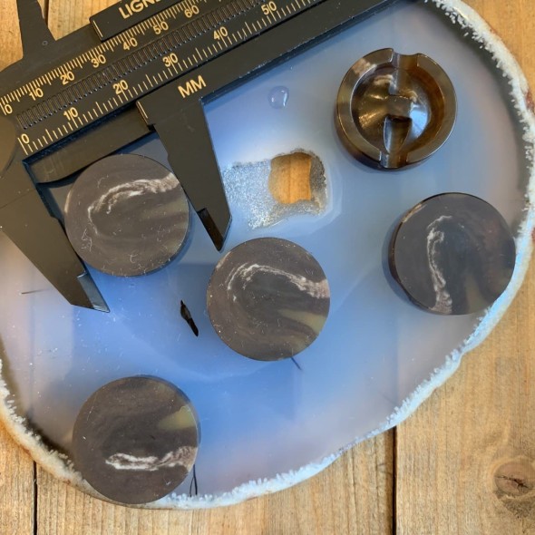 Пуговицы костюмные серо-коричневые  21 мм на плоской ножке