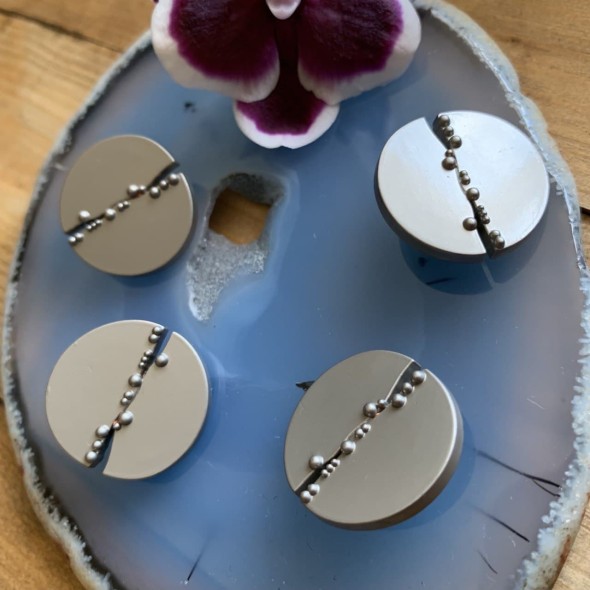 Пуговицы металлические серебристые матовые