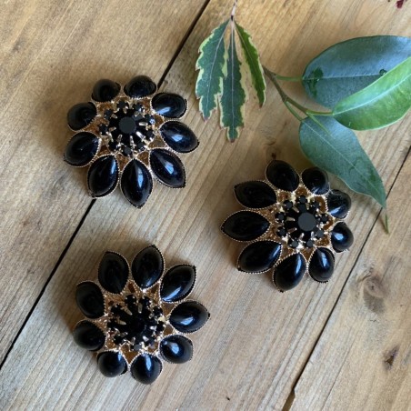 Пуговицы из золотистого металла с крупными эмалевыми вставками