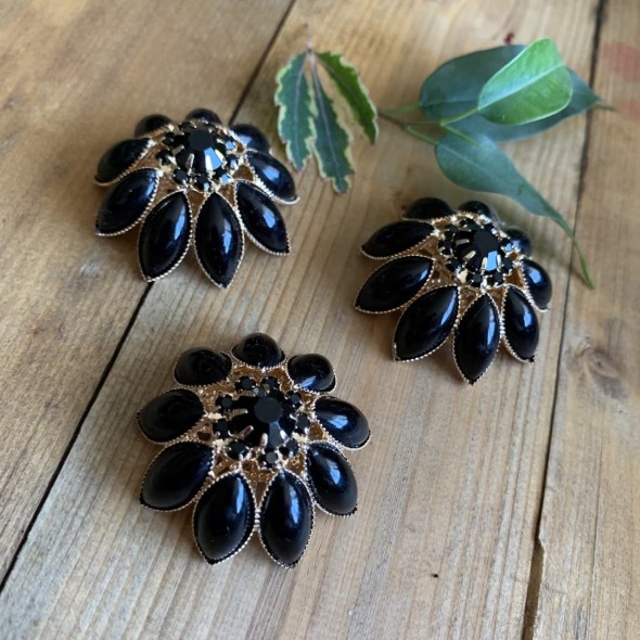 Пуговицы из золотистого металла с крупными эмалевыми вставками