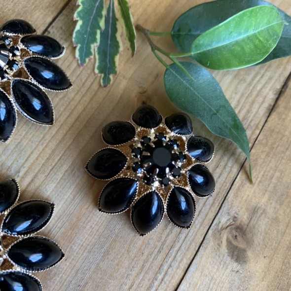 Пуговицы из золотистого металла с крупными эмалевыми вставками