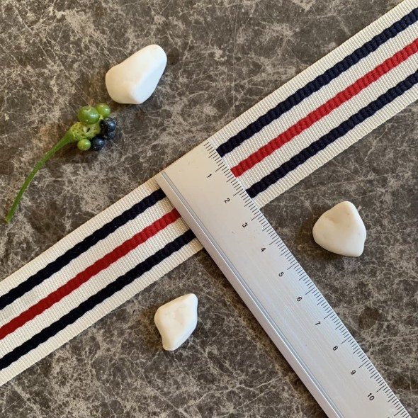 Репсовая тесьма молочного цвета с синими и красной полосками