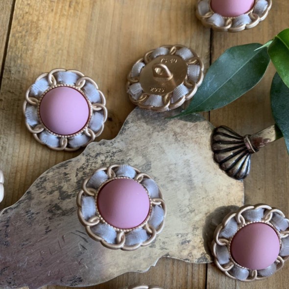 Пуговицы на ножке, лёгкий матовый металл с бархатной лентой