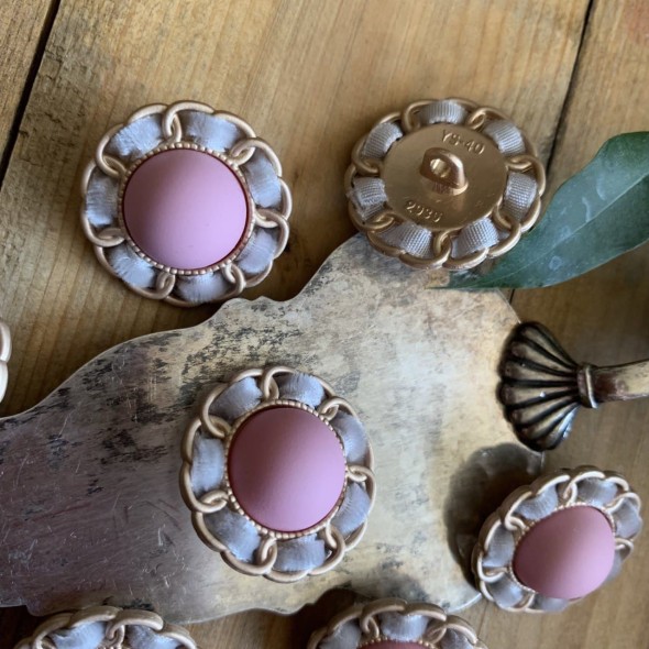 Пуговицы на ножке, лёгкий матовый металл с бархатной лентой