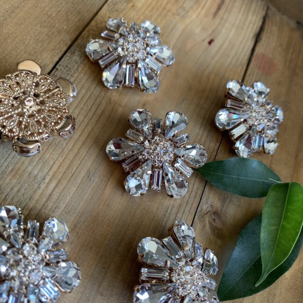 Пуговицы из золотистого металла со стразами кристалл