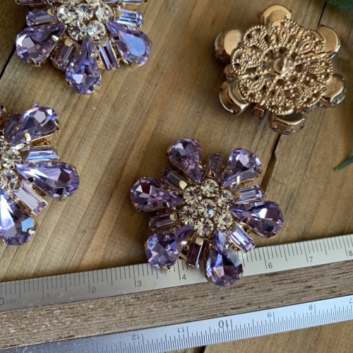 Пуговицы крупные розовые  кристаллы в оправе из золотистого металла 2