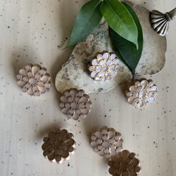 Пуговицы золотистые с бежевой эмалью, на ножке, 20 мм