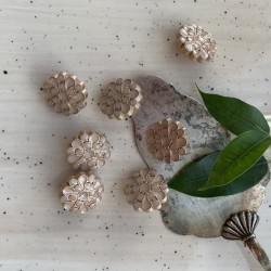 Пуговицы золотистые с бежевой эмалью, на ножке, 20 мм