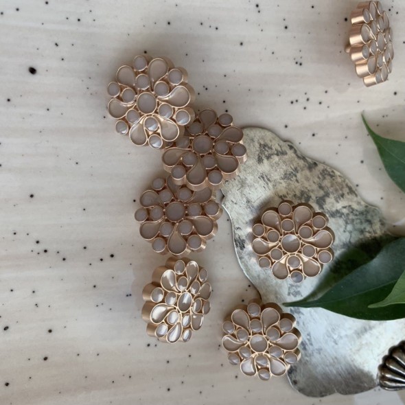 Пуговицы золотистые с бежевой эмалью, на ножке, 20 мм