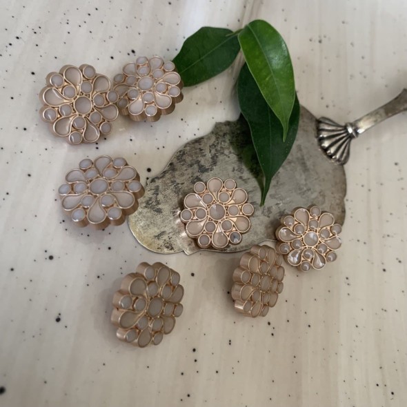 Пуговицы золотистые с бежевой эмалью, на ножке, 20 мм