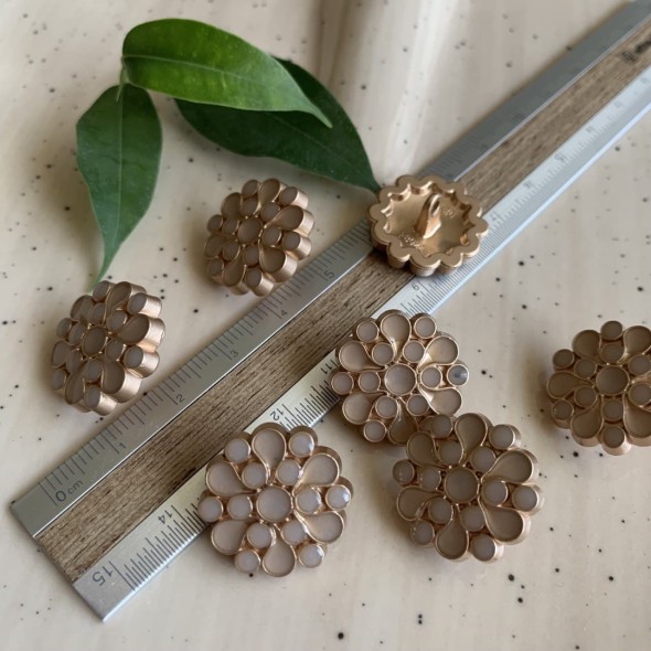 Пуговицы золотистые с бежевой эмалью, на ножке, 20 мм