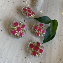 Пуговицы пластиковые с декором из страз и вставками цвета фуксии