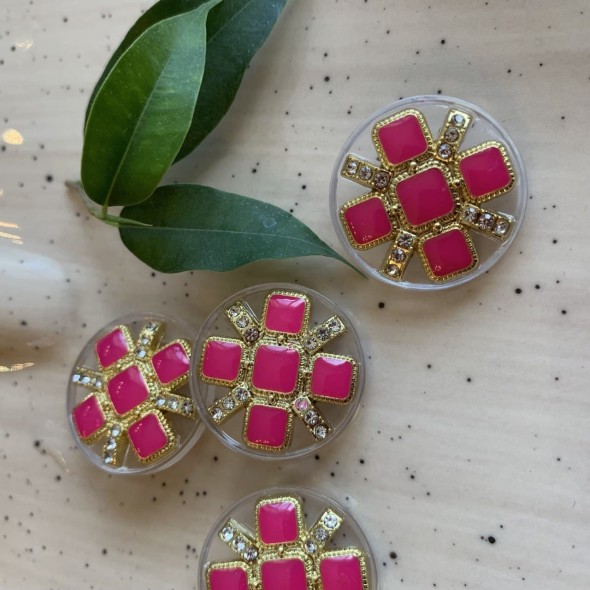 Пуговицы пластиковые с декором из страз и вставками цвета фуксии