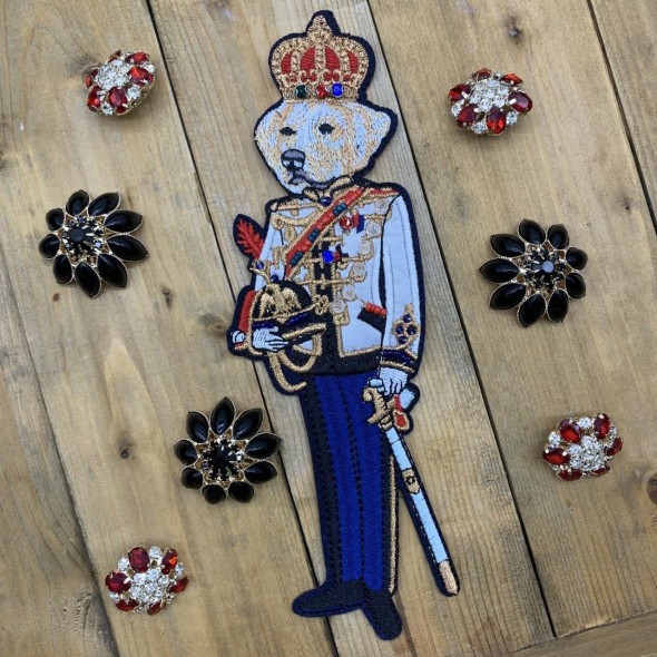 Нашивка текстильная собака в военной форме со стразами