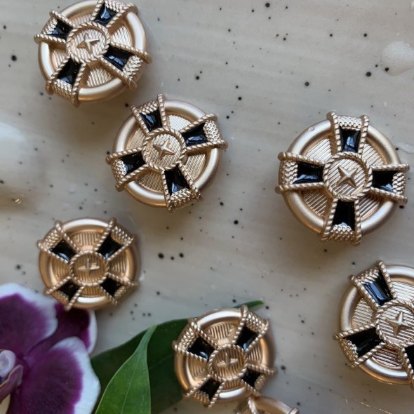 Пуговицы из лёгкого металла золотистые матовые 23 мм