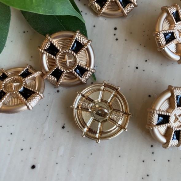 Пуговицы из лёгкого металла золотистые матовые 23 мм
