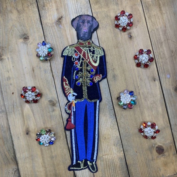 Нашивка текстильная собака в военной форме со стразами